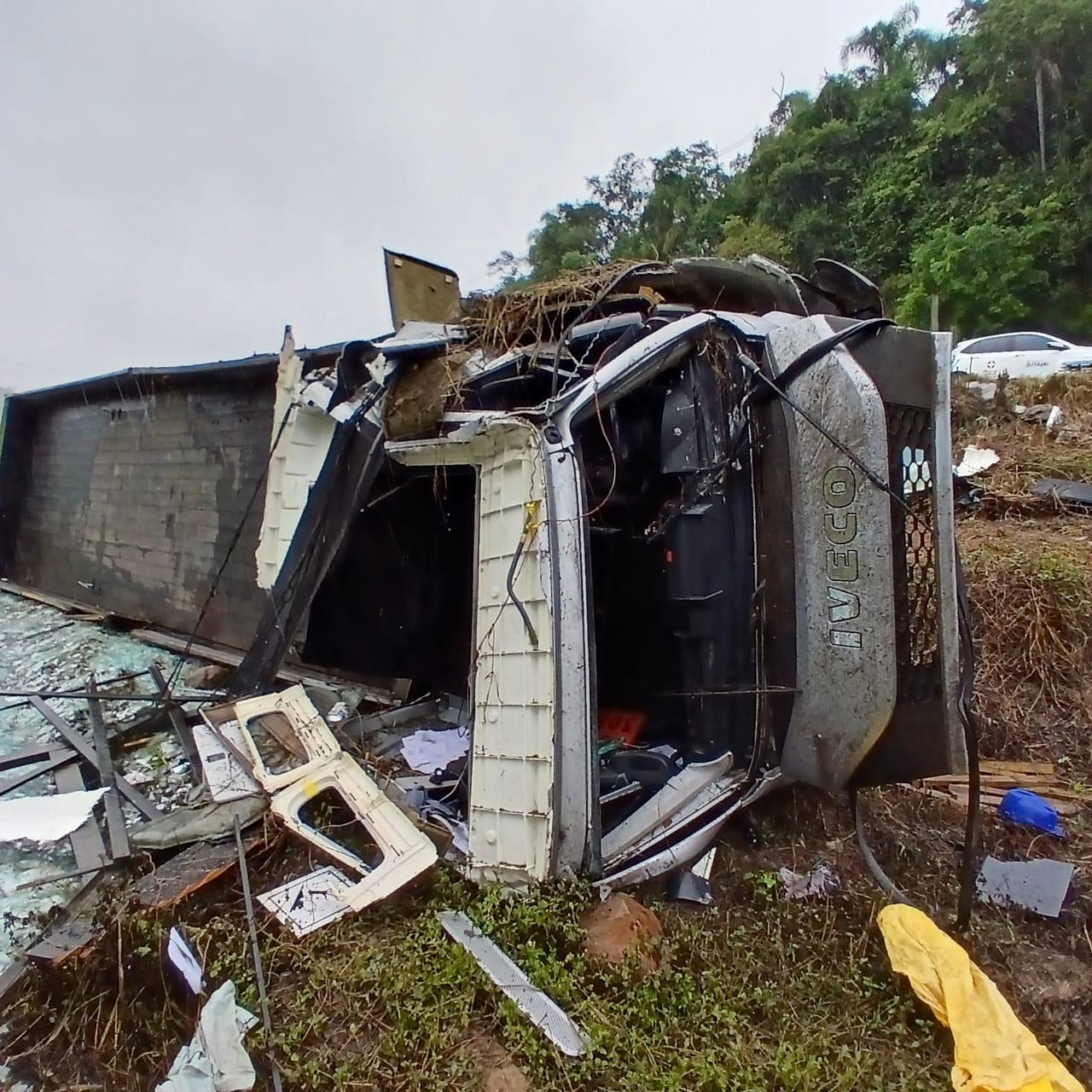 Caminhão tomba na BR-470 em Apiúna