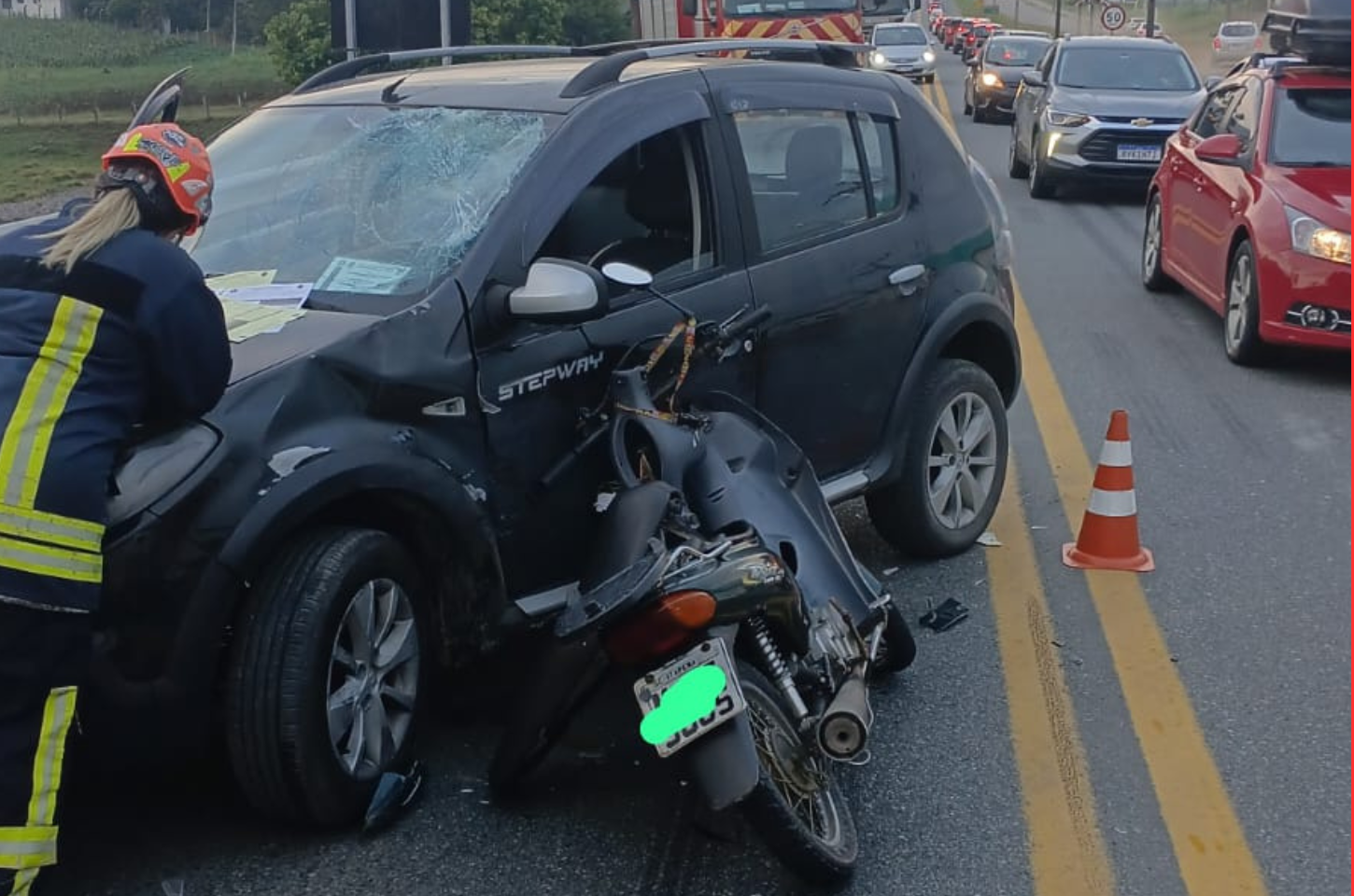 Motociclista fica ferido em acidente na BR-470, em Rodeio