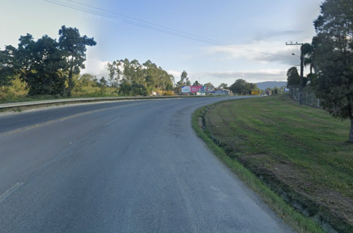 Acidente entre carro e carreta deixa homem ferido na BR-470 em Ibirama