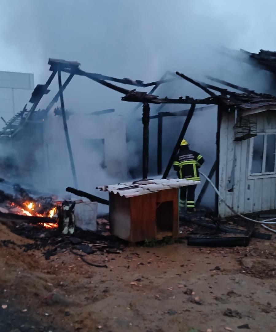 Bombeiros controlam incêndio em casa no bairro Niterói, em Presidente Getúlio