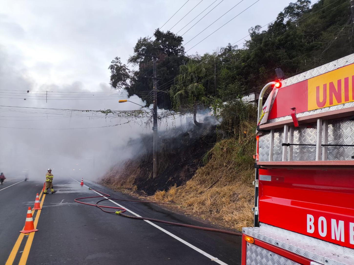 Poste de energia pega fogo e Bombeiros de Ibirama agem rapidamente