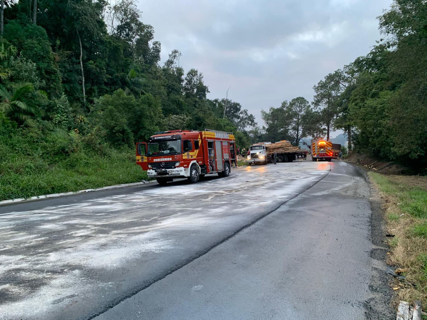Caminhoneiro morre em acidente com três veículos na BR-470, em Agronômica