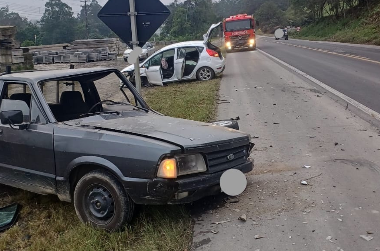 Colisão frontal entre dois carros é registrada na BR-470 em Trombudo Central