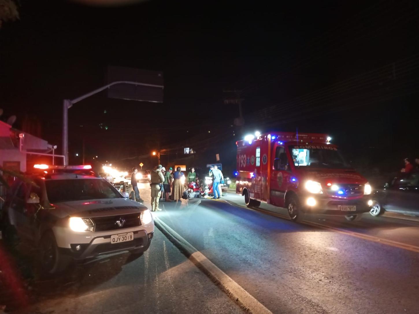Homem sofre ferimentos leves em acidente entre moto e máquina agrícola em Ibirama