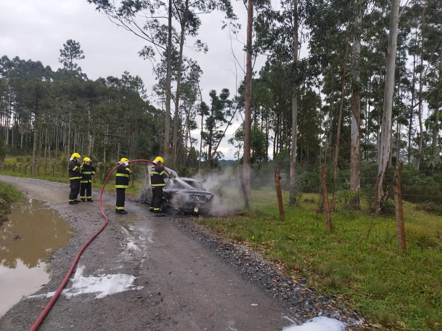 Incêndio destrói carro na Serra Canoas, em Rio do Sul