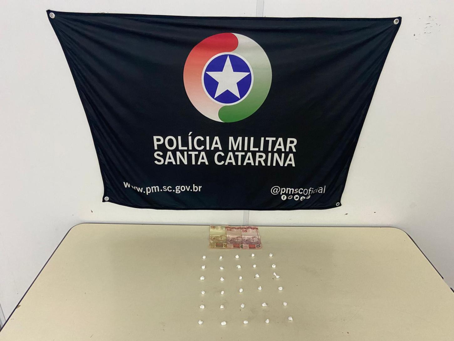 Mulher é presa por tráfico de drogas em casa noturna de Apiúna