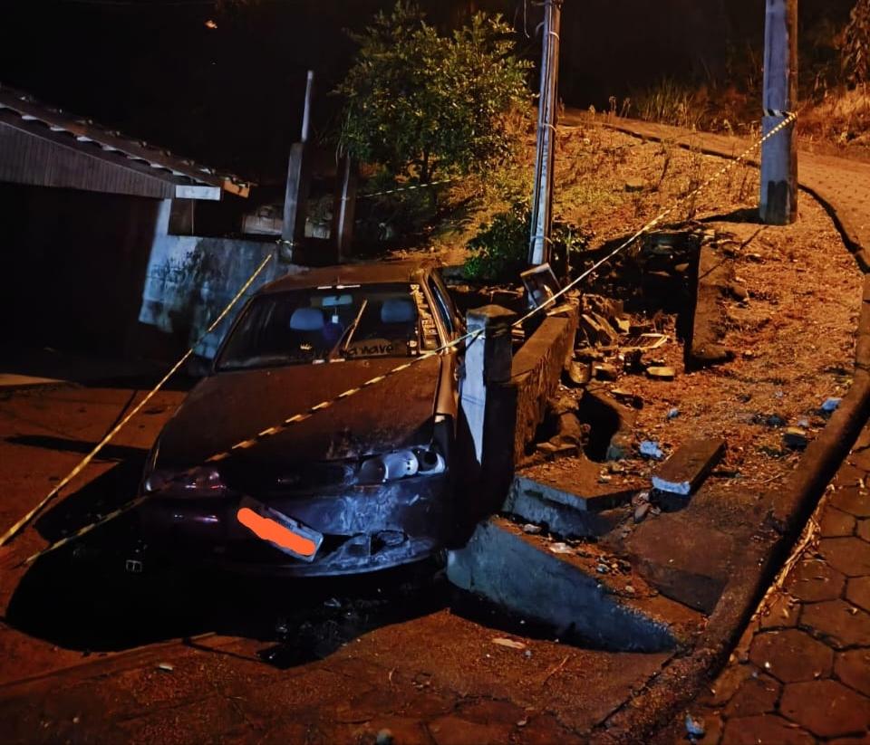 Saída de pista mobiliza bombeiros durante a madrugada em Ibirama