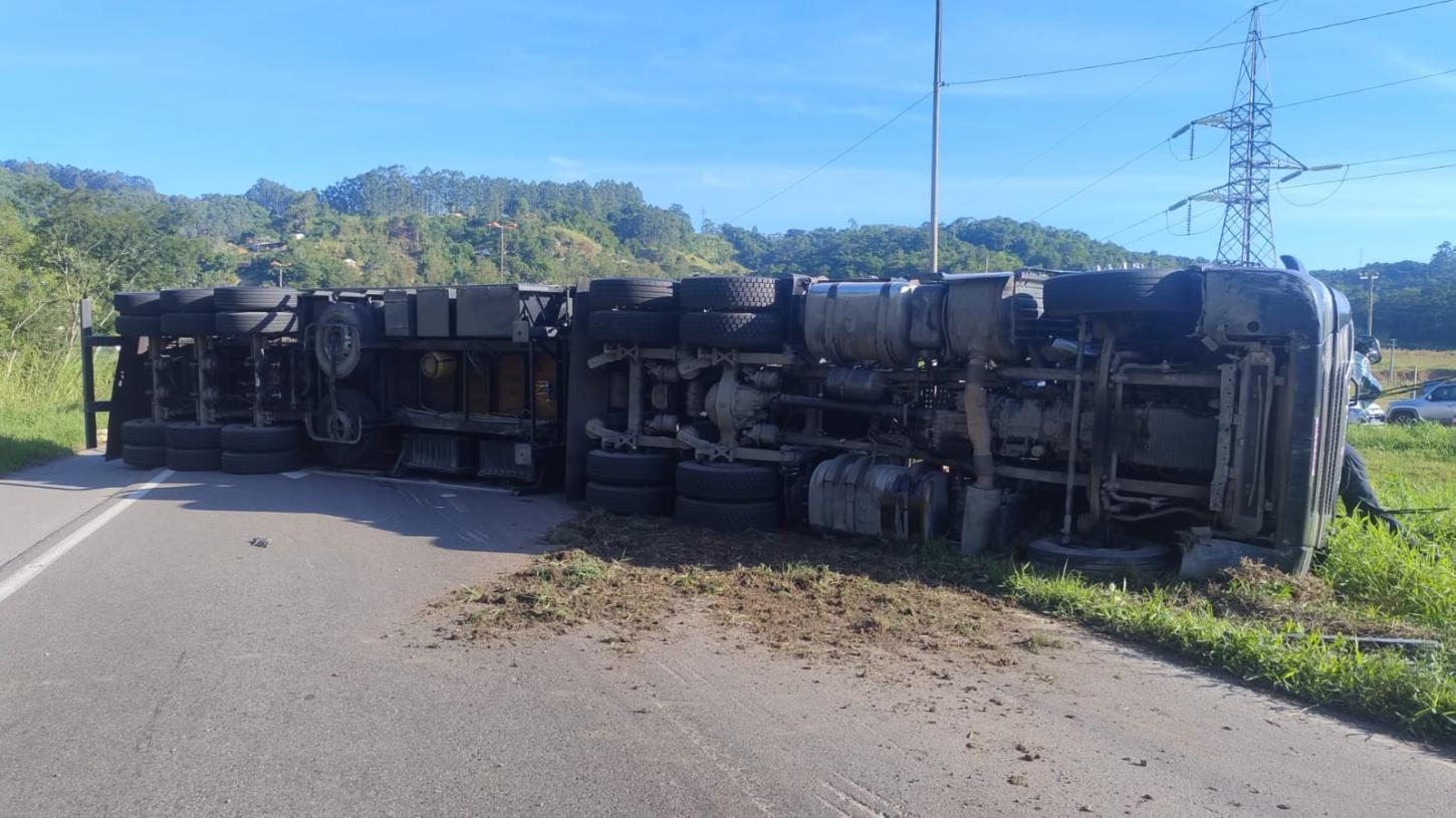 Carreta tomba na BR-470 em Ibirama