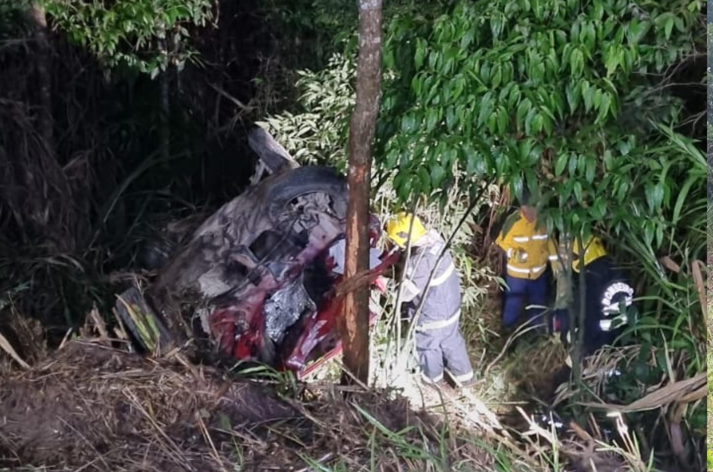 Carro cai em ribanceira após colisão com ônibus na BR-470 em Rio do Sul