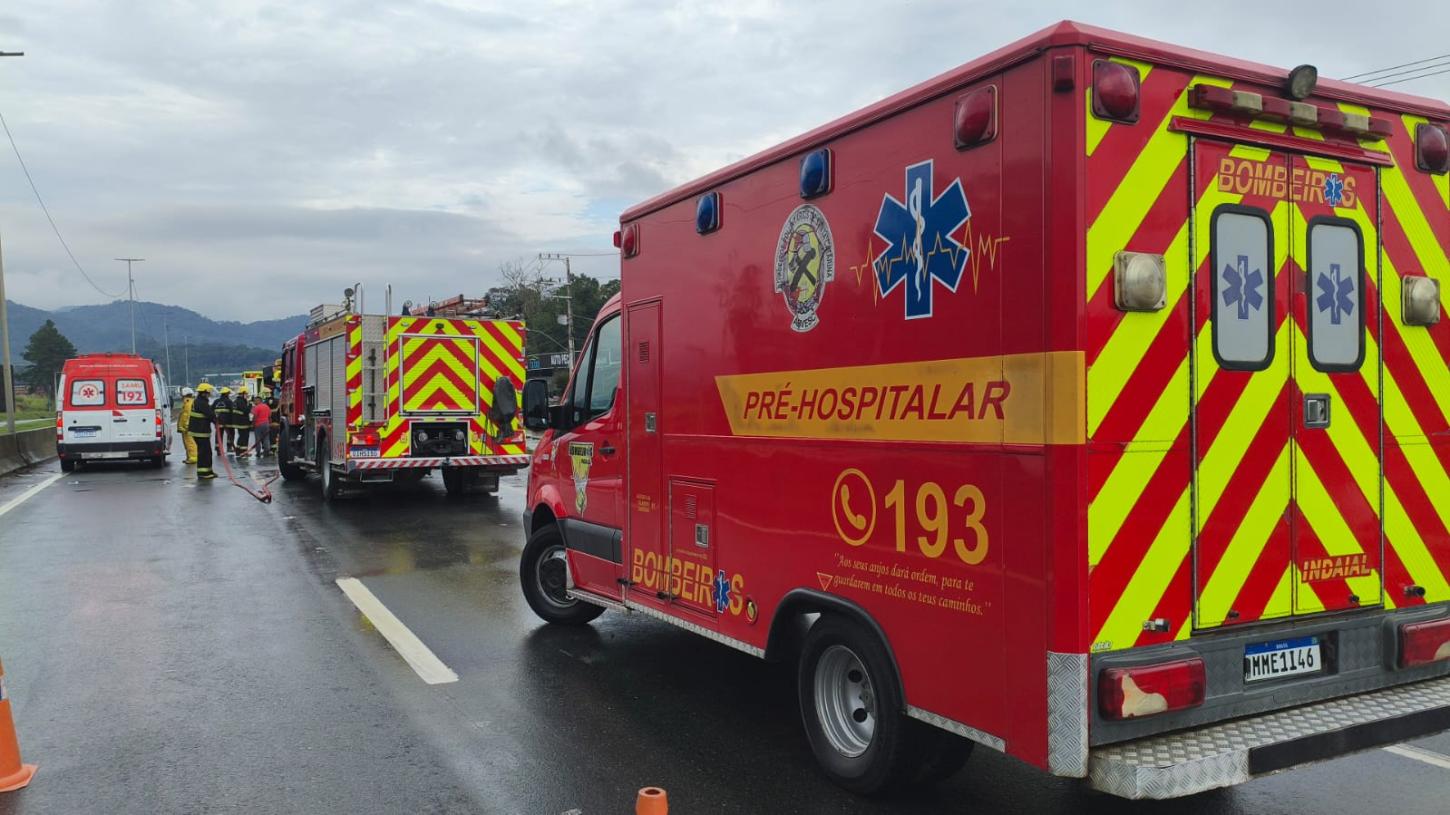 Grave acidente envolvendo caminhão e três veículos na BR-470 em Indaial