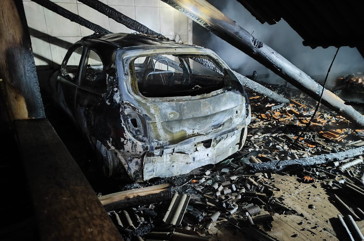 Incêndio destrói casa e carro na cidade de José Boiteux
