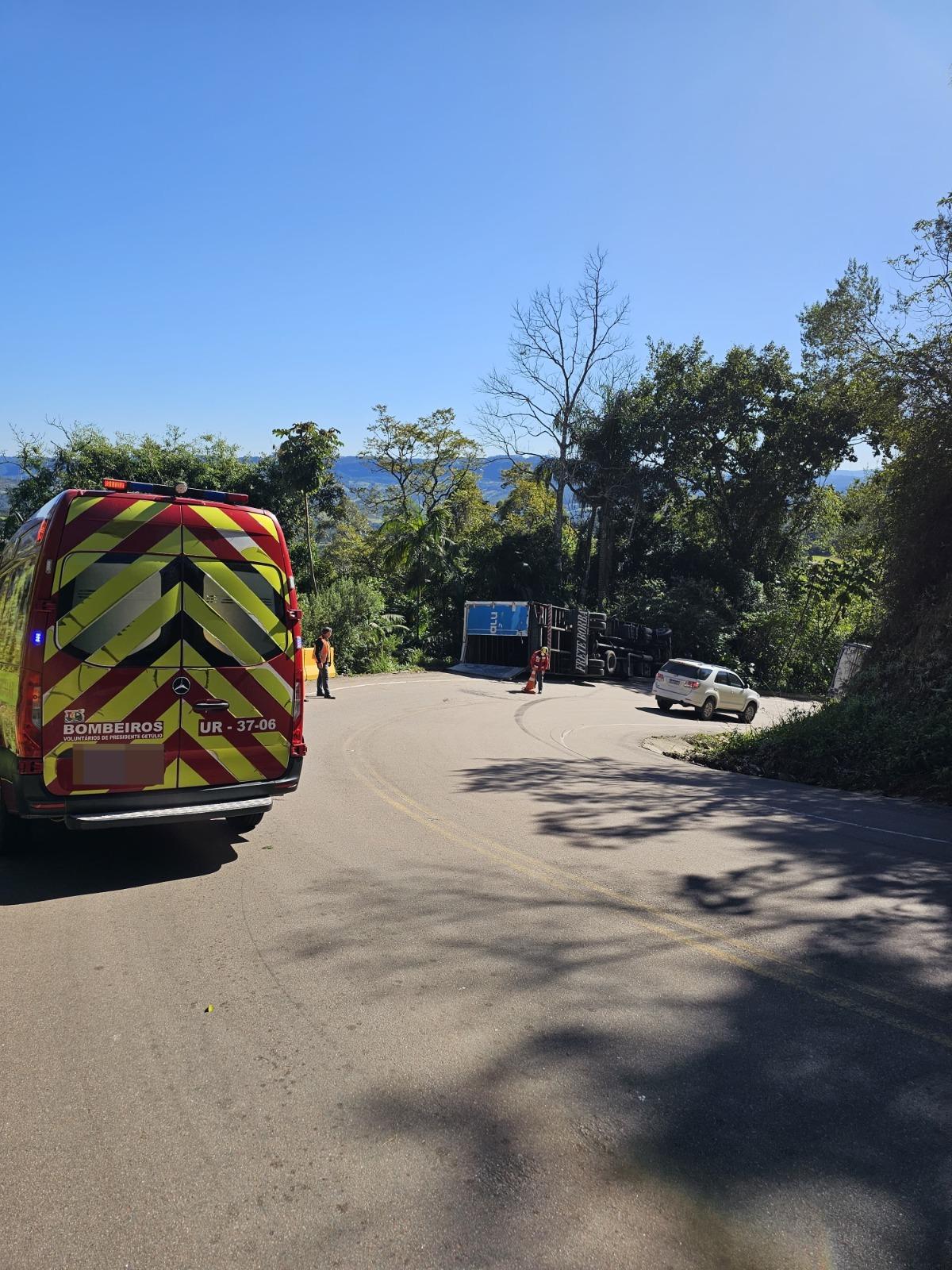 Motorista fica ferido após tombamento de carreta na Serra do Tucano em Presidente Getúlio 