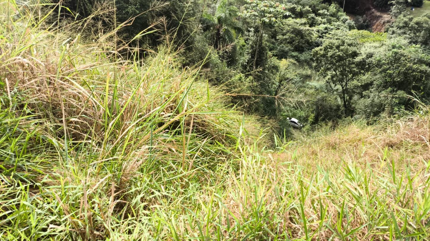 Veículo despenca ribanceira de mais de 100 metros em José Boiteux