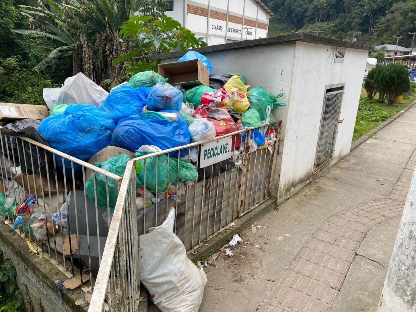 Ação de catador de latinhas gera acúmulo de lixo e revolta moradores em Apiúna