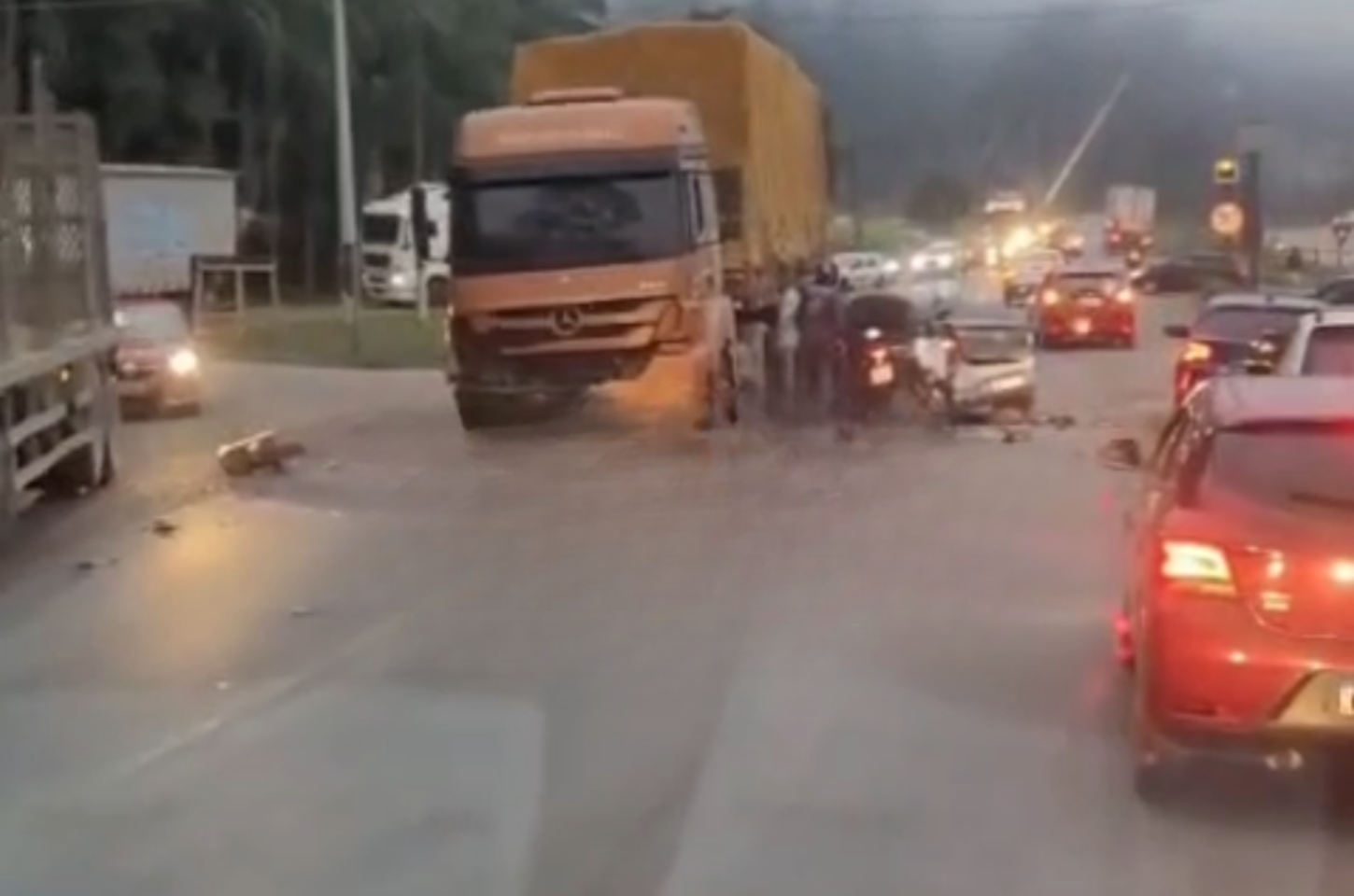 Acidente entre carreta e dois carros na BR-470 em Rio do Sul