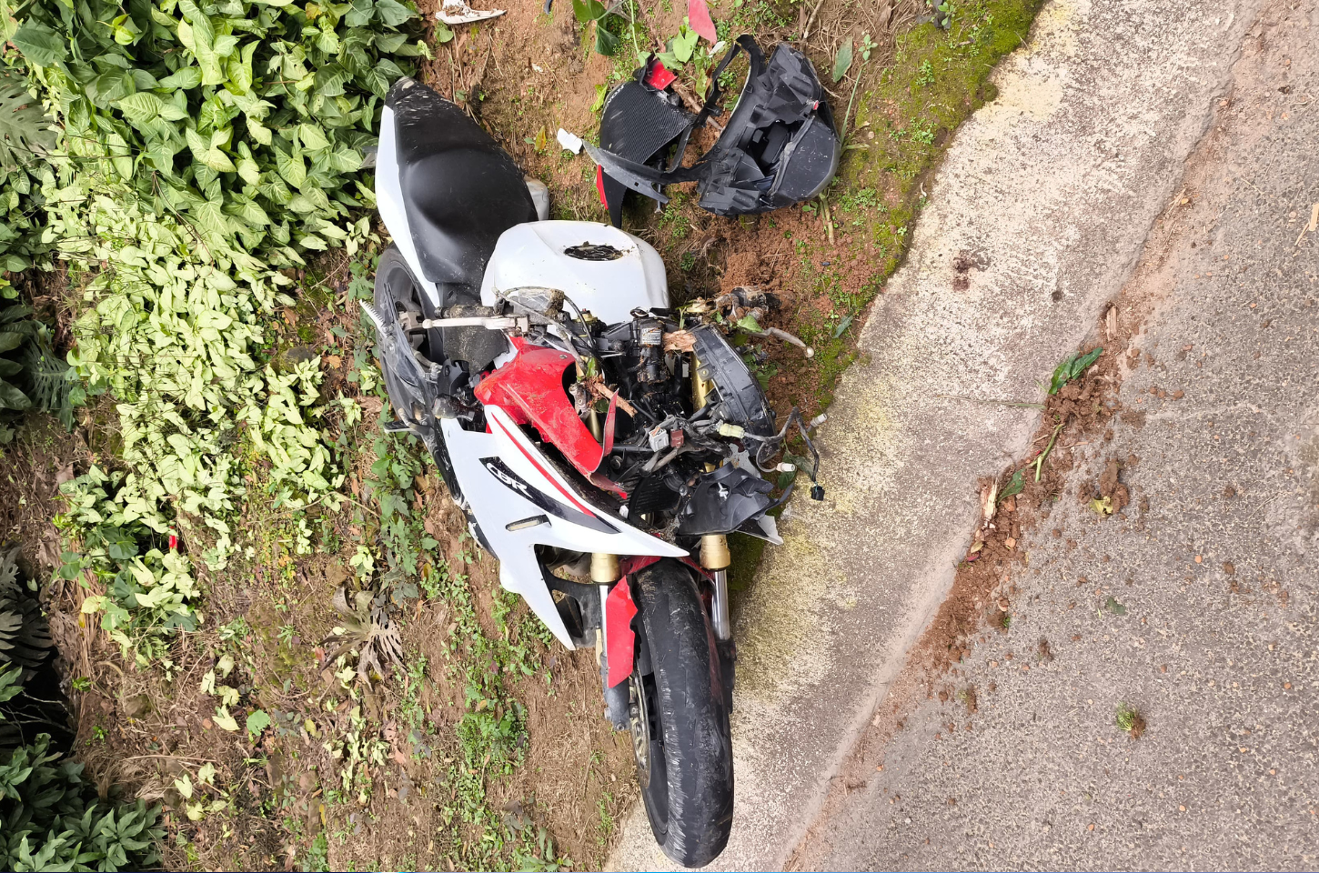 Acidente entre carro e moto na BR-470