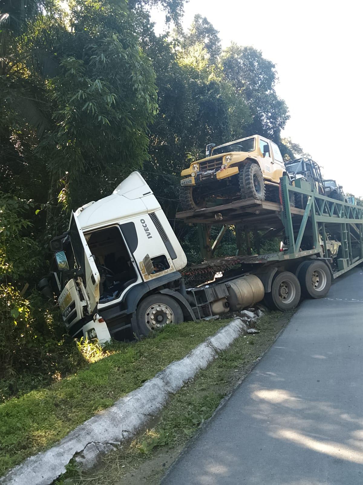 Acidente envolvendo caminhão cegonha na BR-470 em Apiúna