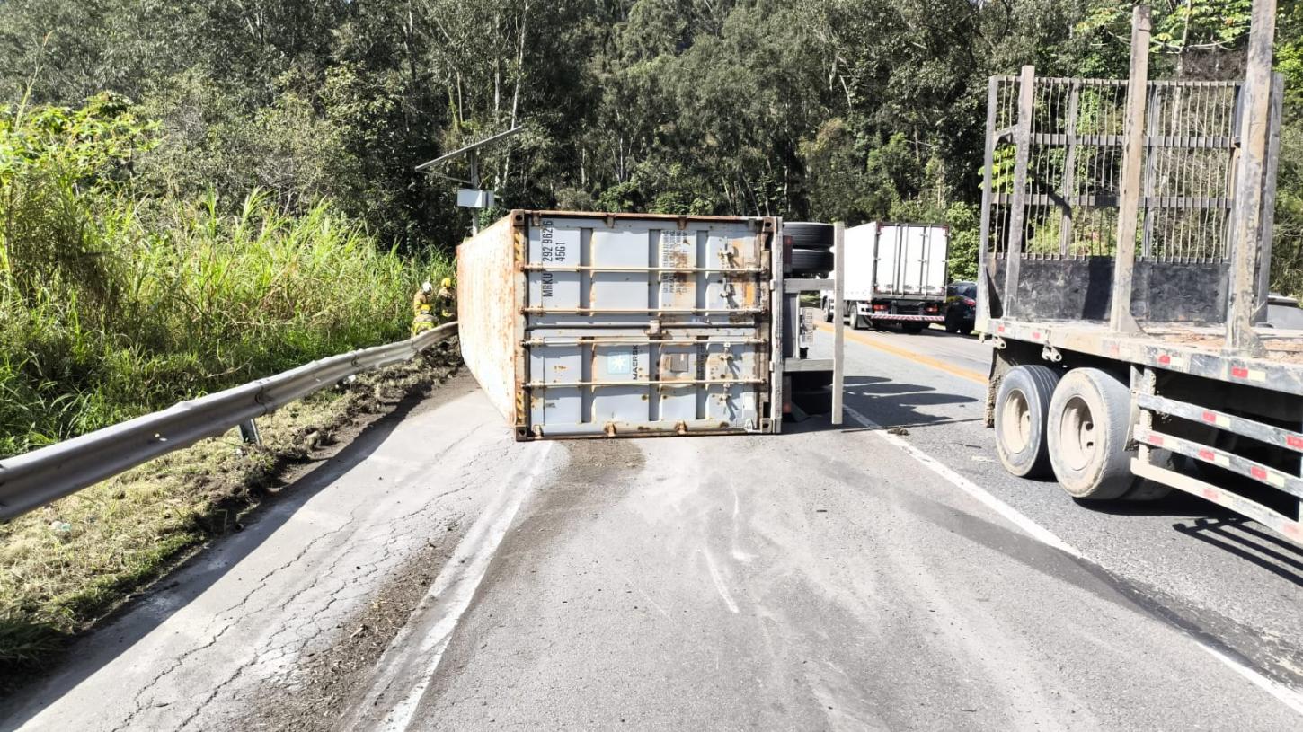 Atualização: Motorista fica ferido após tombamento de carreta na BR-470
