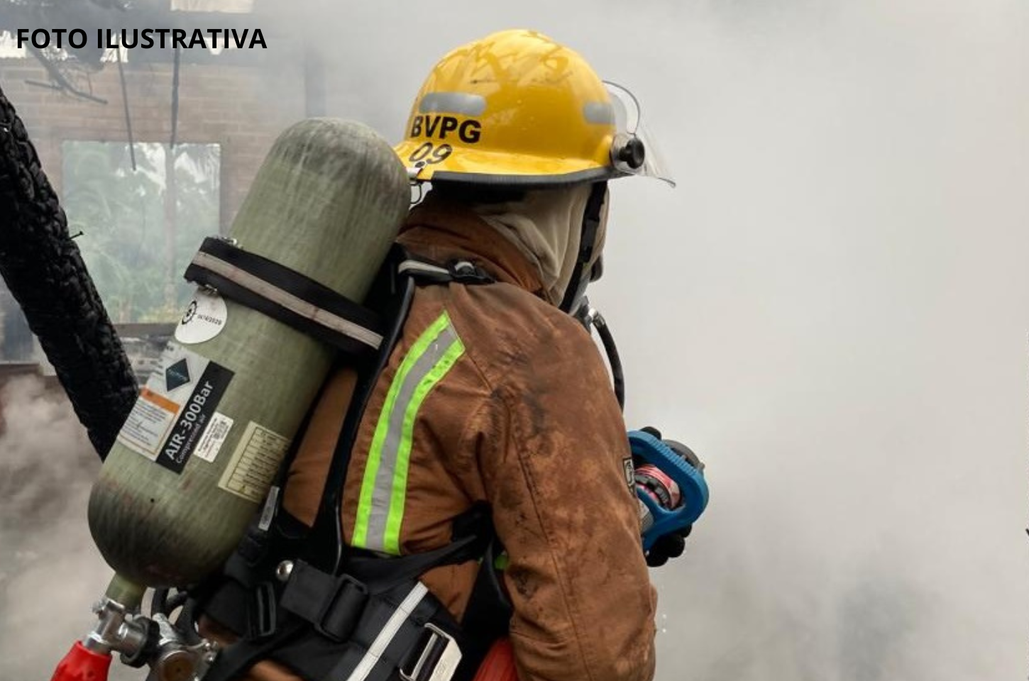 Bombeiros combatendo incêndio em madeireira
