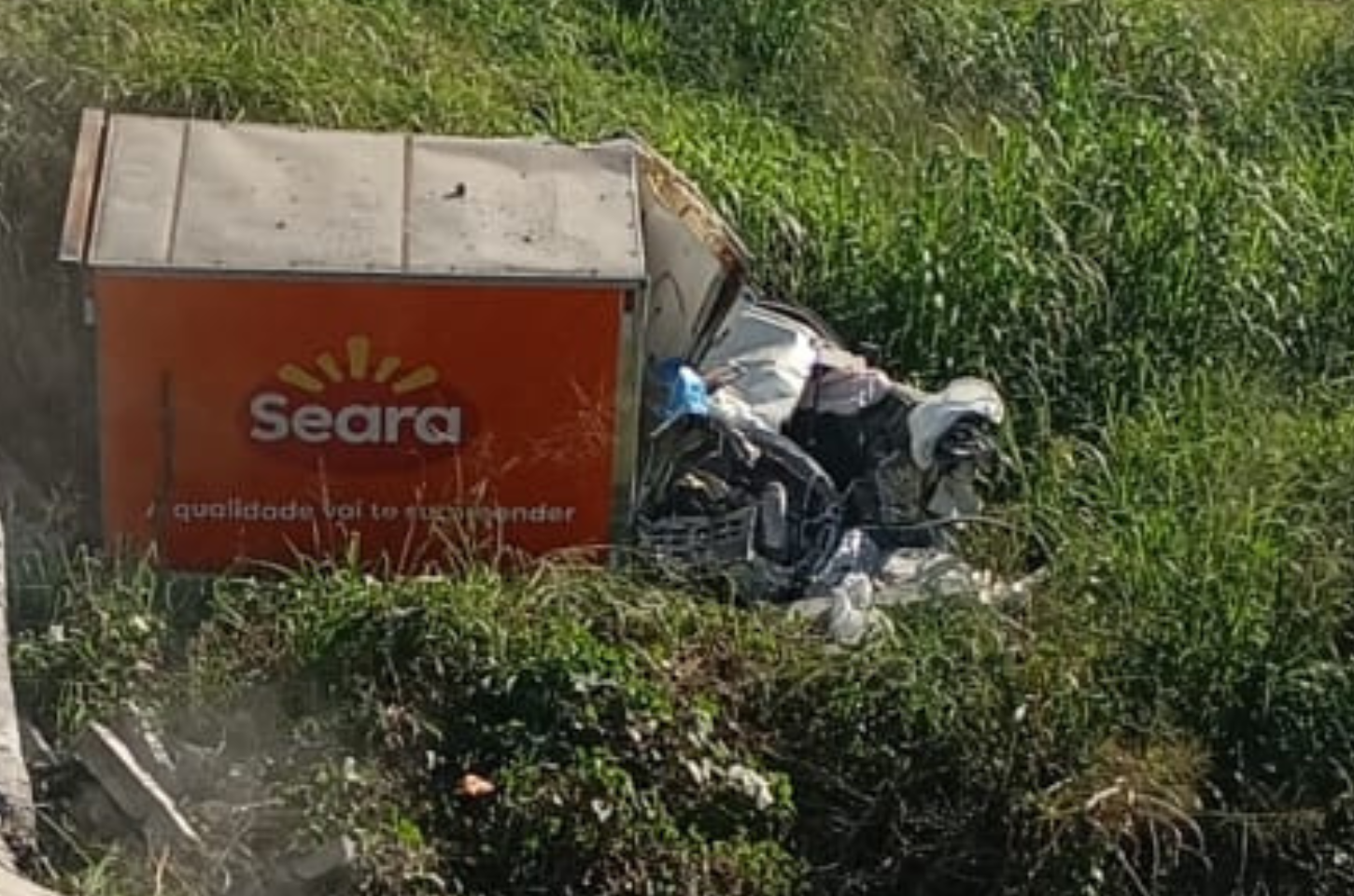 Caminhão cai de ponte na BR-470 em Rodeio
