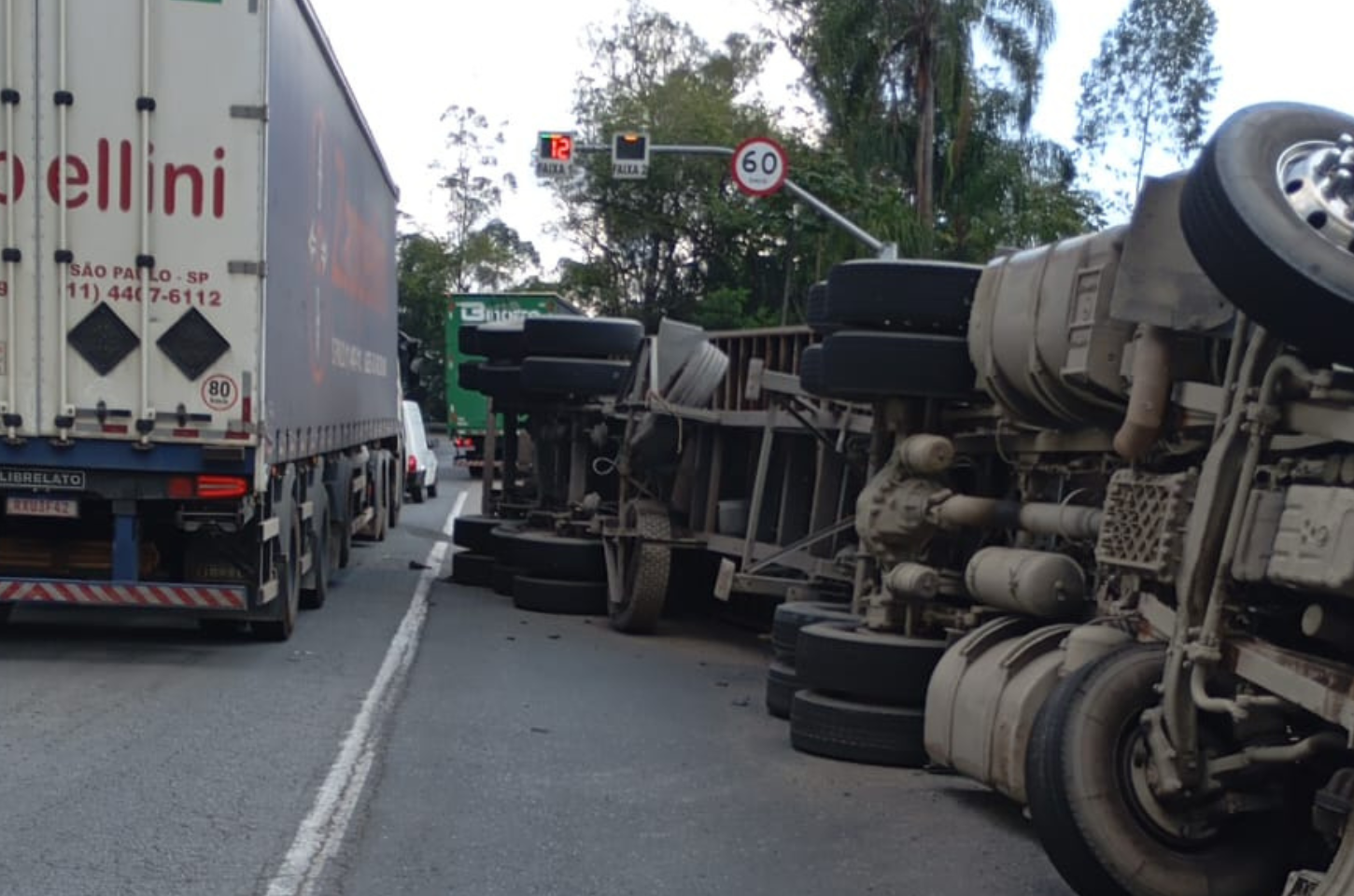 Carreta tomba na BR-470 em Ibirama