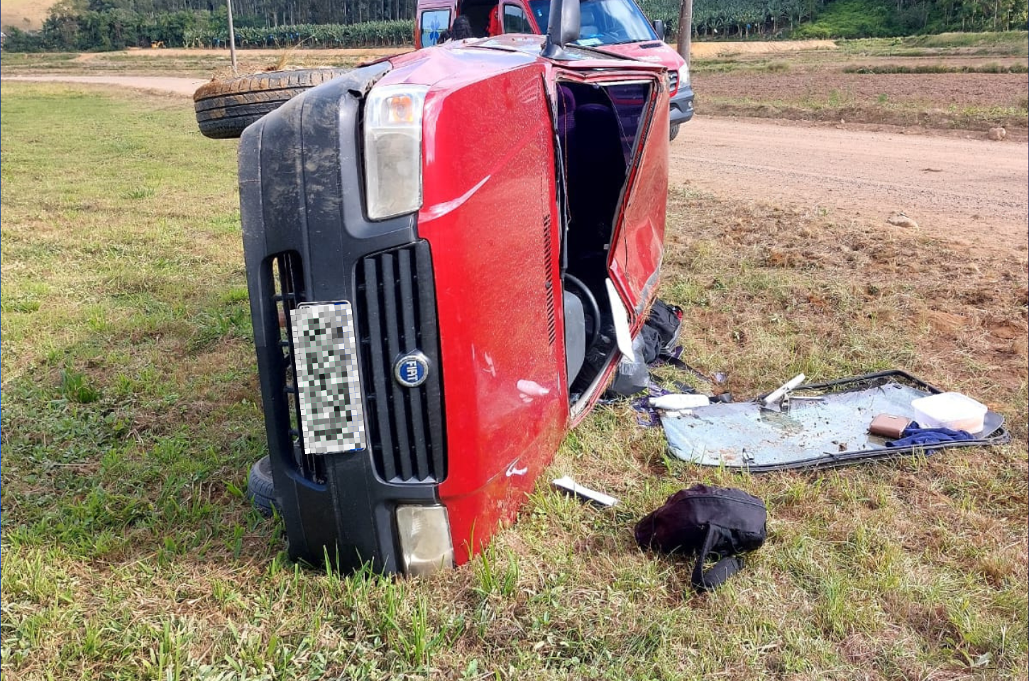 Mulher e duas crianças ficam feridas após capotamento de carro