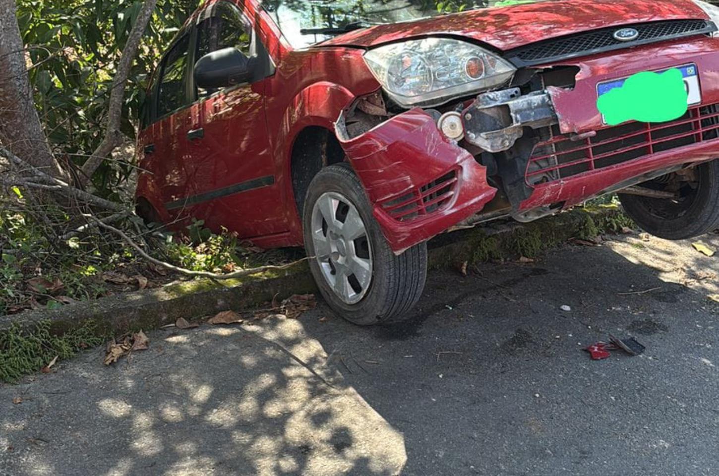 Carro fica pendurado em barranco após acidente em Apiúna