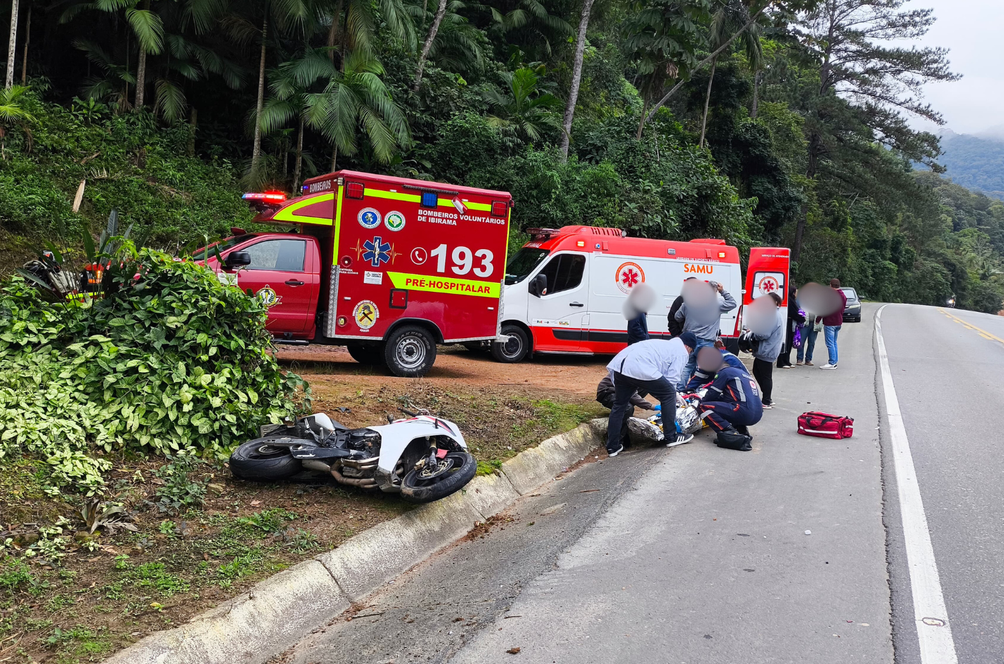 Casal fica ferido em colisão entre carro e moto na BR-470