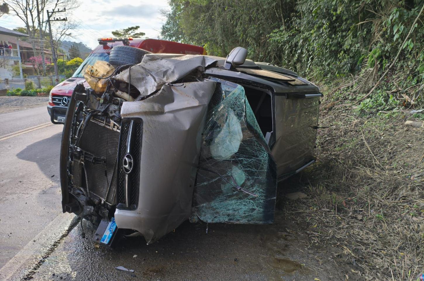 Duas pessoas ficam feridas após capotamento na SC-350, em Rio do Sul