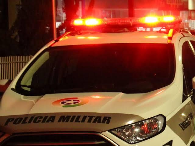 Facão na mão: homem tenta matar mulher e enteado em Rodeio