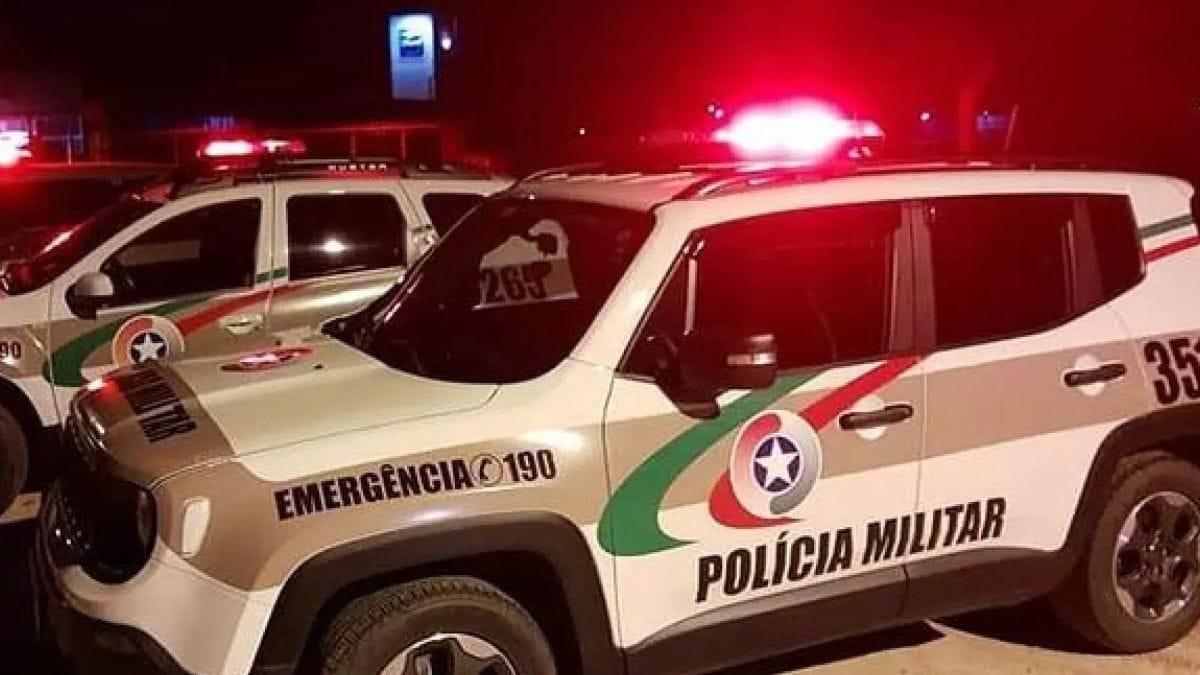 Homem é preso após furtar garrafa de vinho em supermercado