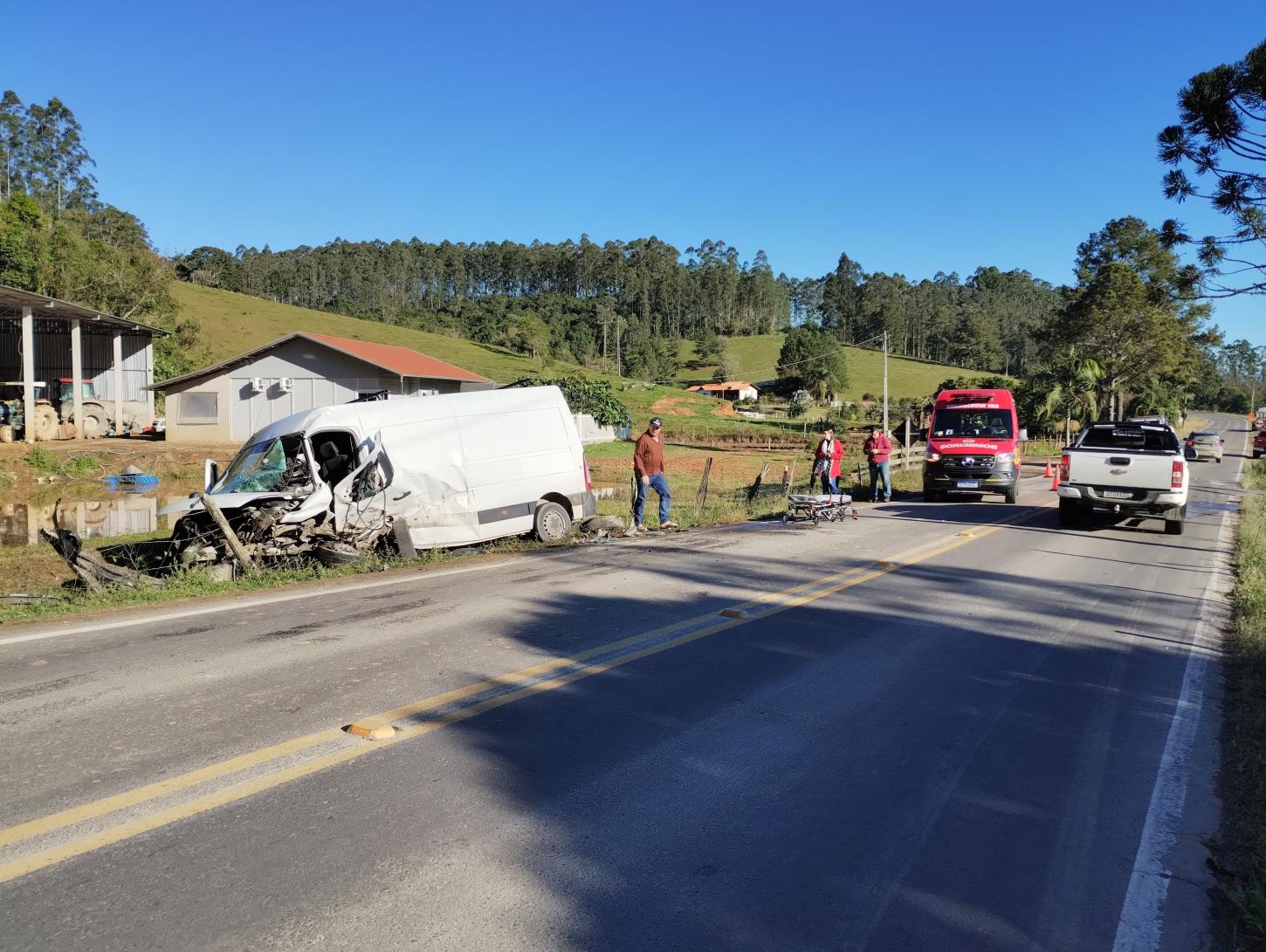 Homem fica ferido após ser atingido por carga de caminhão