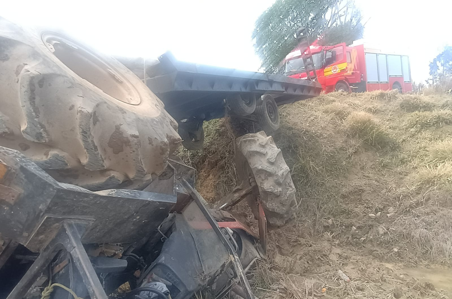 Homem morre após acidente com trator