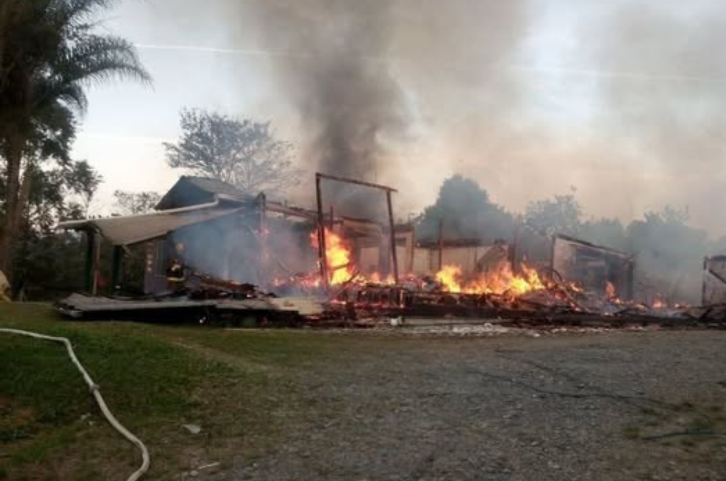 Incêndio destrói residência em Lontras