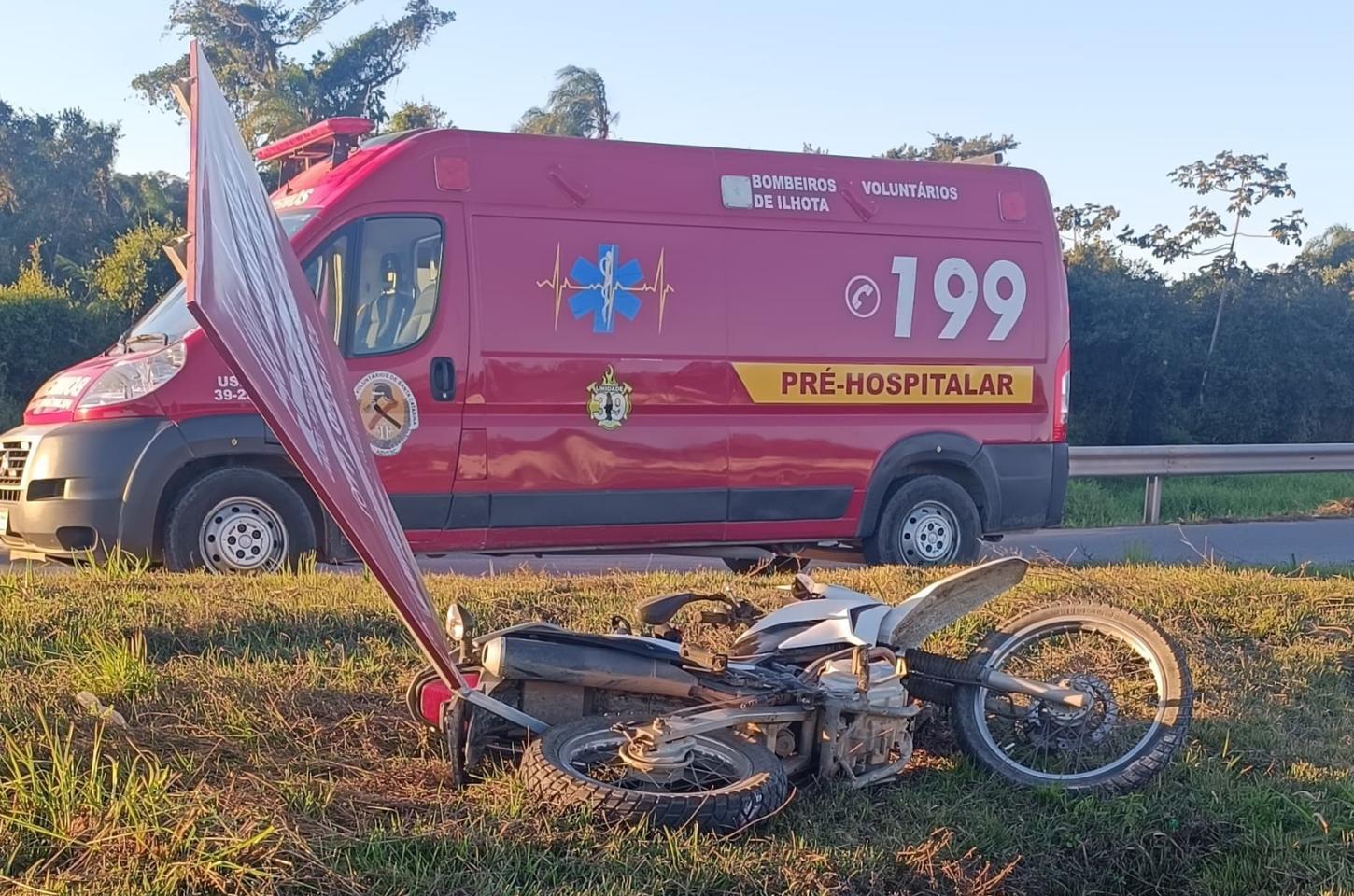 Motociclista sofre ferimentos graves após acidente na BR-470
