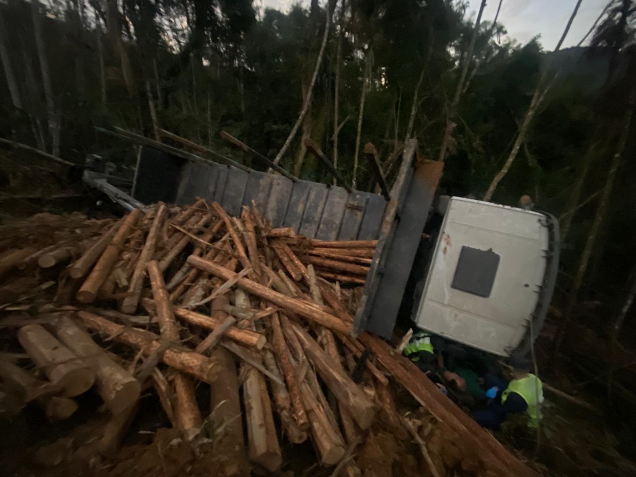 Motorista fica ferido após caminhão de toras cair em barranco no Alto Vale