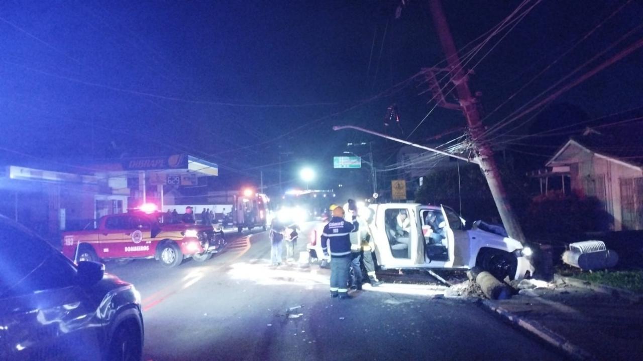 Mulher fica ferida após caminhonete colidir em poste no Alto Vale
