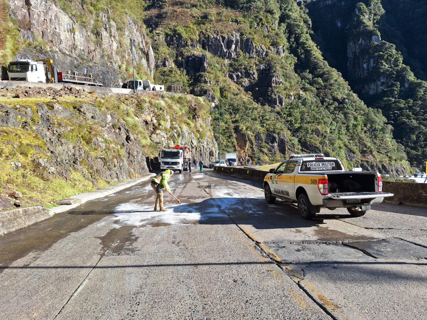 Rodovias da Serra Catarinense amanhecem com gelo na pista nesta terça-feira