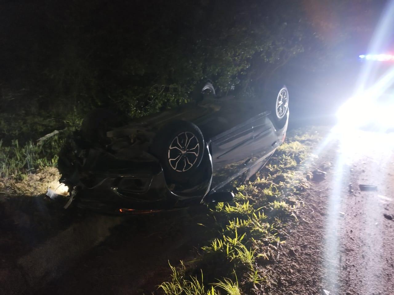 Saída de pista seguida de capotamento deixa um ferido na BR-470