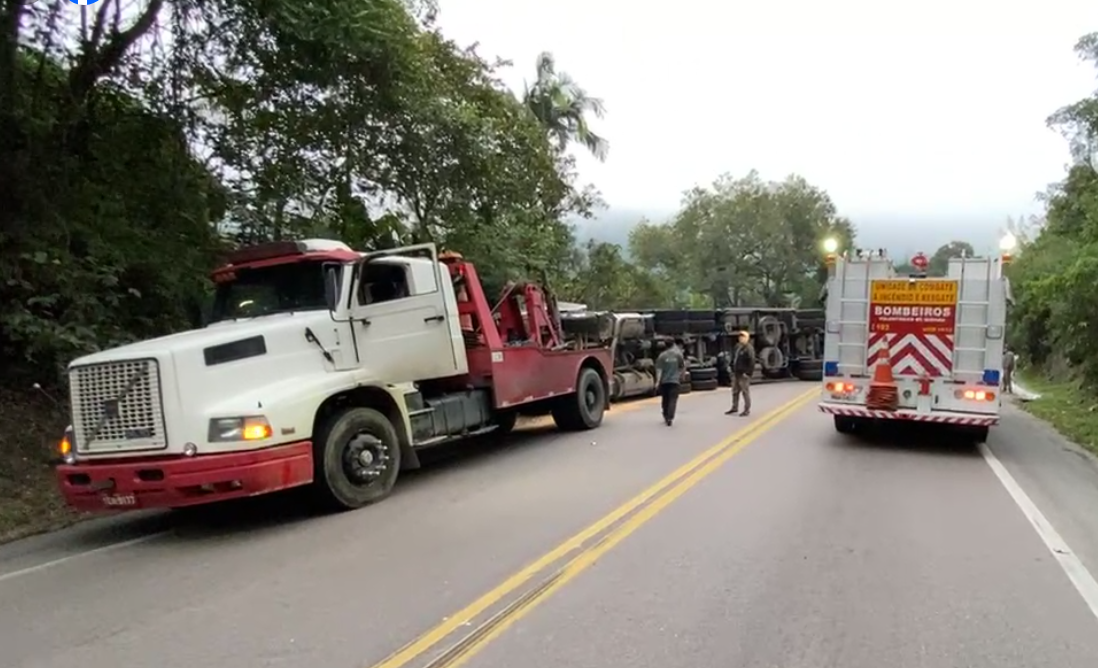 Tombamento de carreta interdita BR-470 em Ibirama