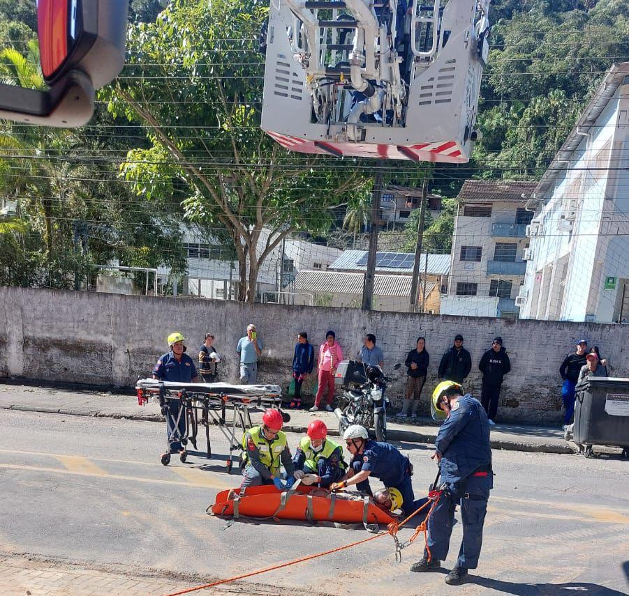 Trabalhador fica ferido após cair em vala de 4 metros