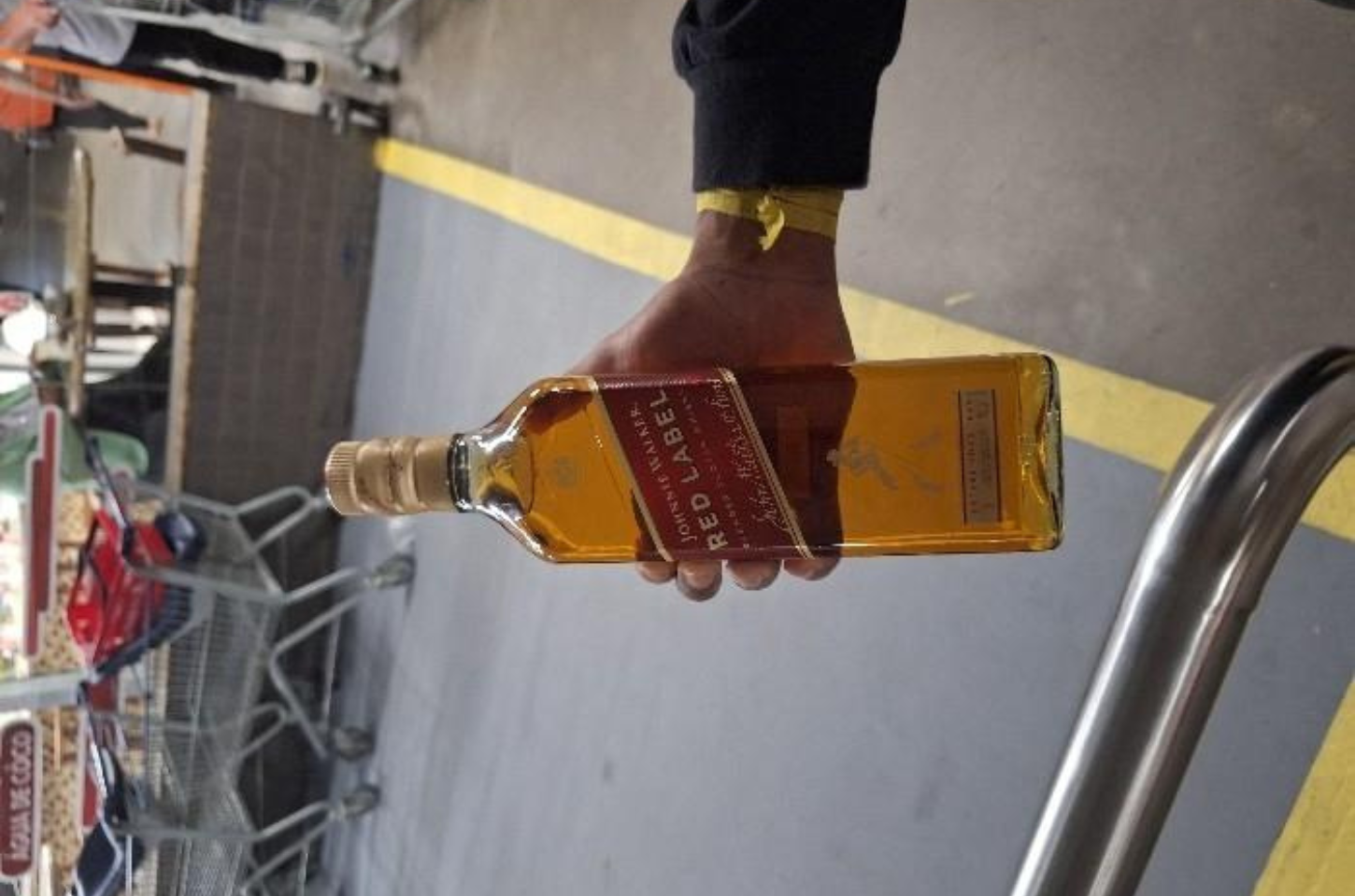 Achou que ia beber whisky mas acabou tomando cana