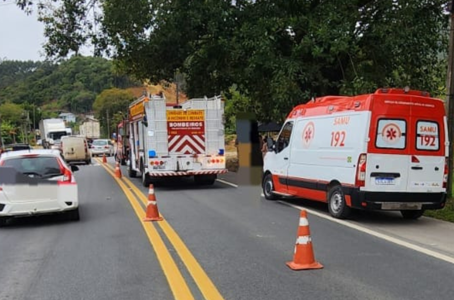 Acidente entre carro e moto na BR-470 em Apiúna