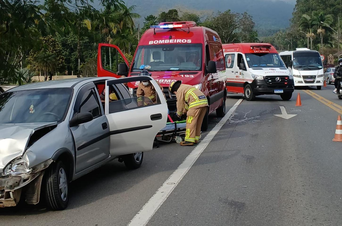 Acidente entre dois carros deixa uma pessoa ferida na BR-470