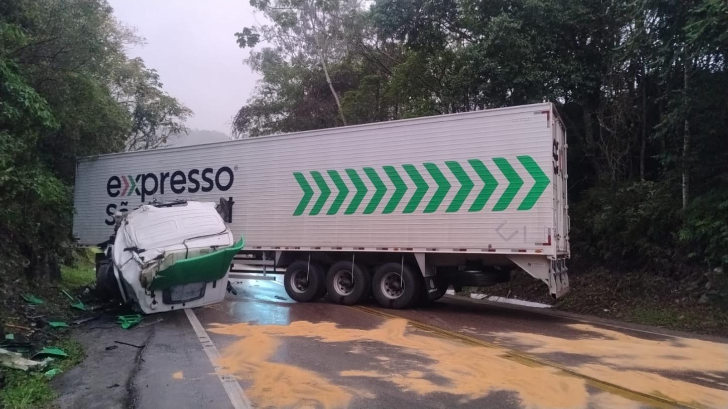 Acidente envolvendo carreta interdita BR-470 em Ibirama