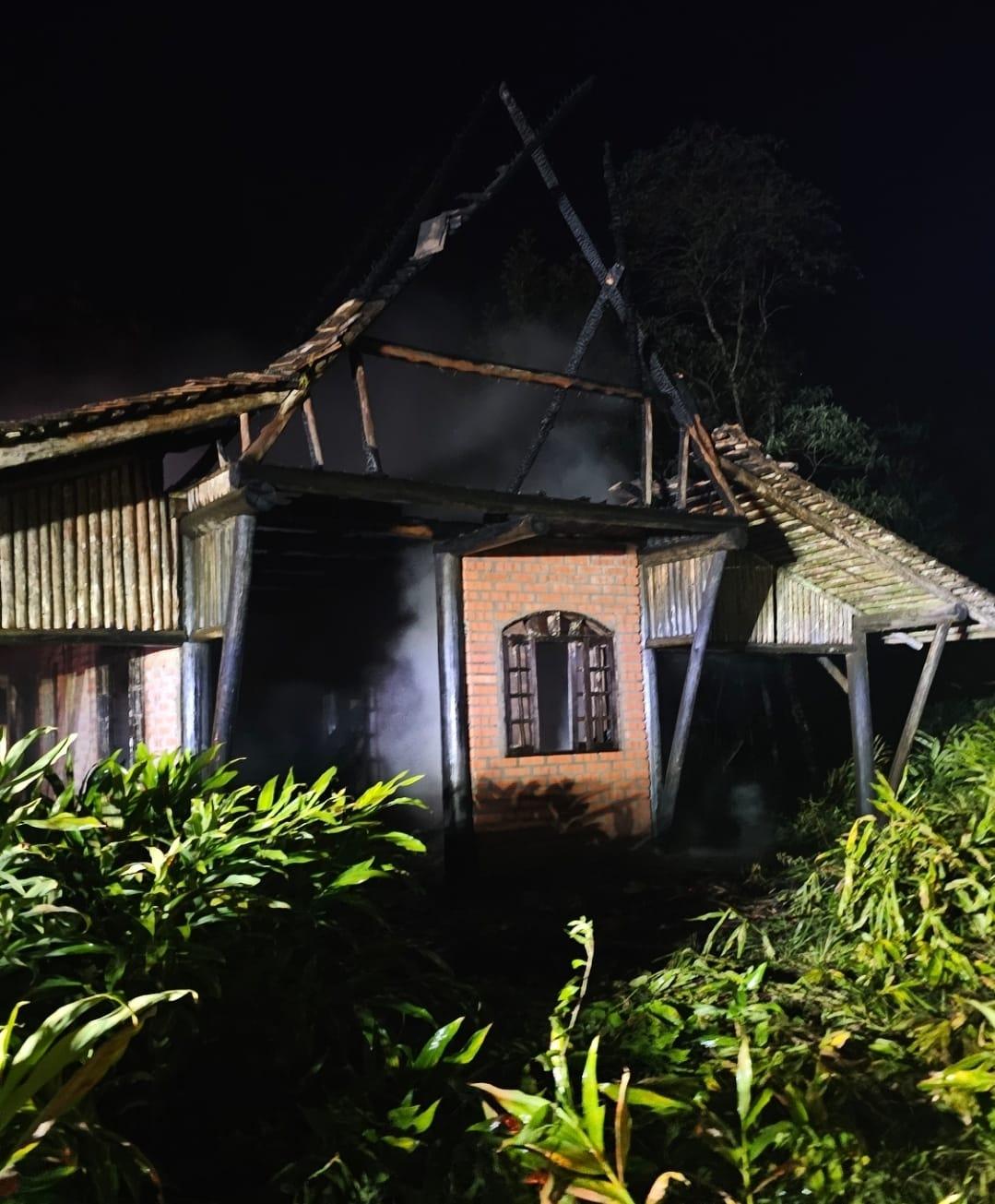 Bombeiros combatem incêndio em residência na cidade de Rodeio