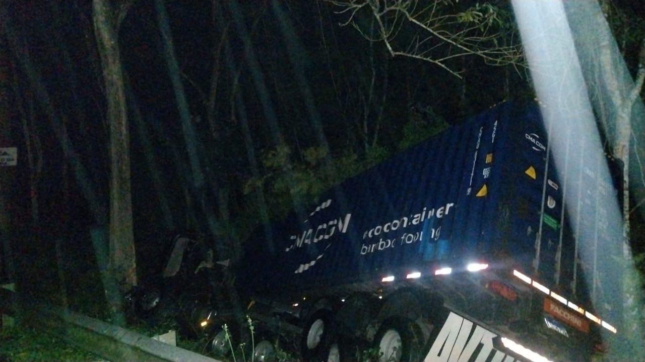 Carreta tomba na BR-470 em Apiúna