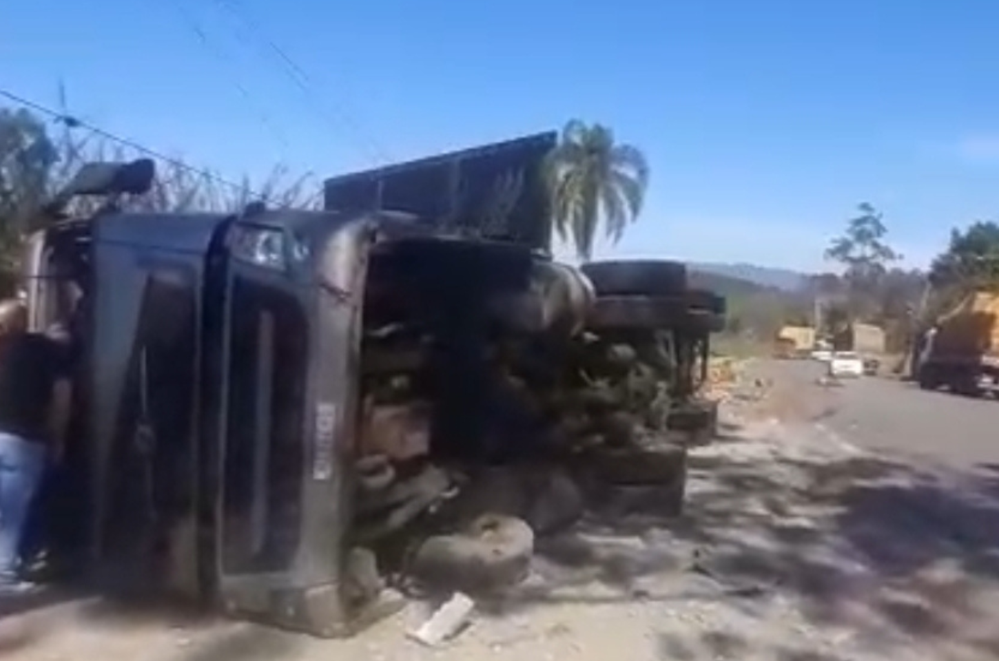 Carreta tomba na BR-470 em Lontras