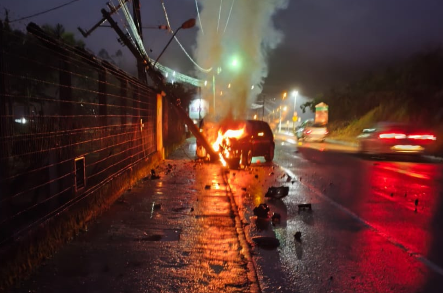 Carro bate em poste e pega fogo em Ibirama