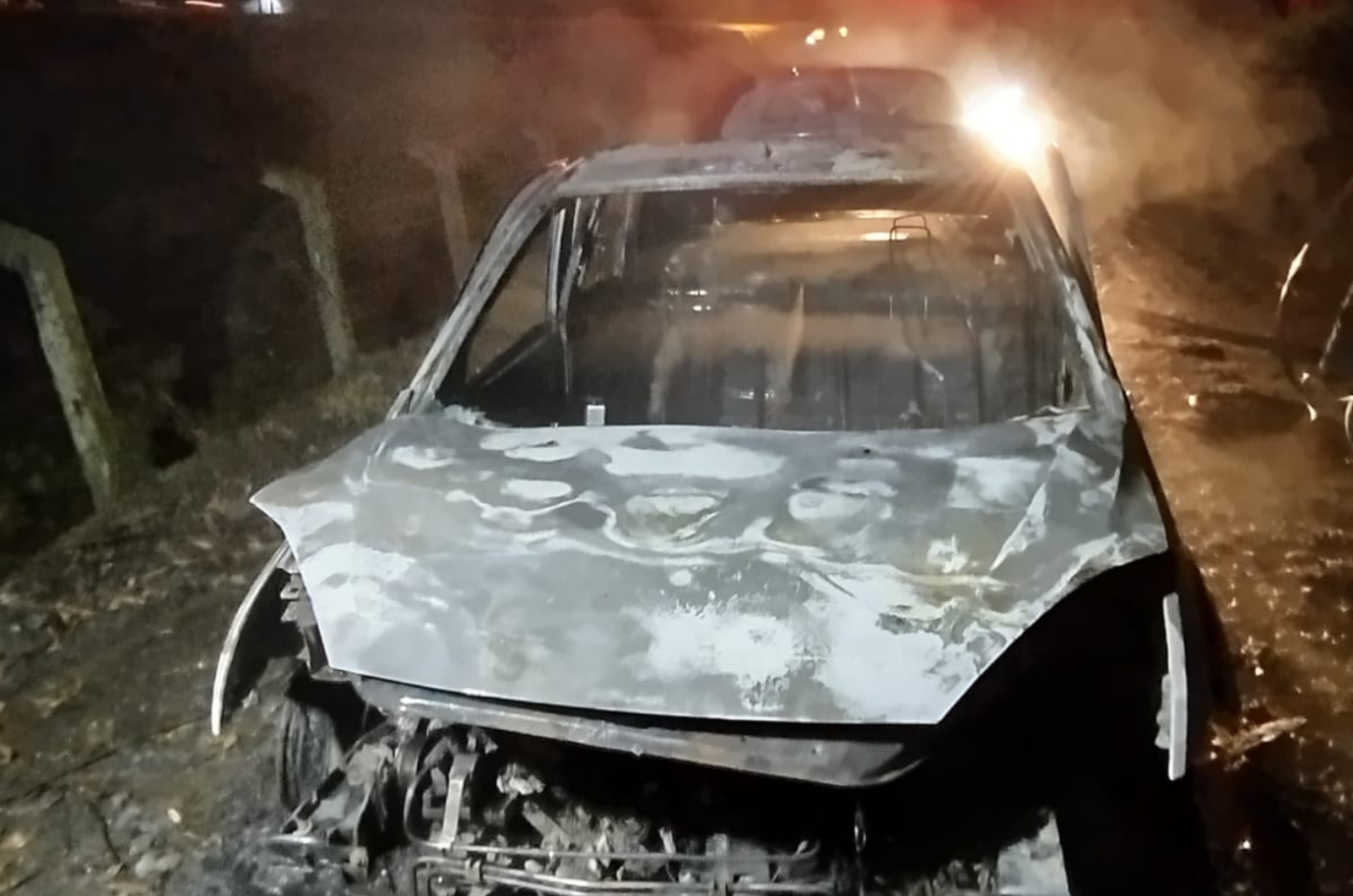 Carro pega fogo durante trajeto e explode antes da chegada dos bombeiros